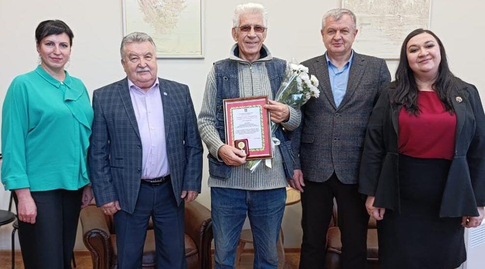 В Унече вручили награду дирижеру духового оркестра