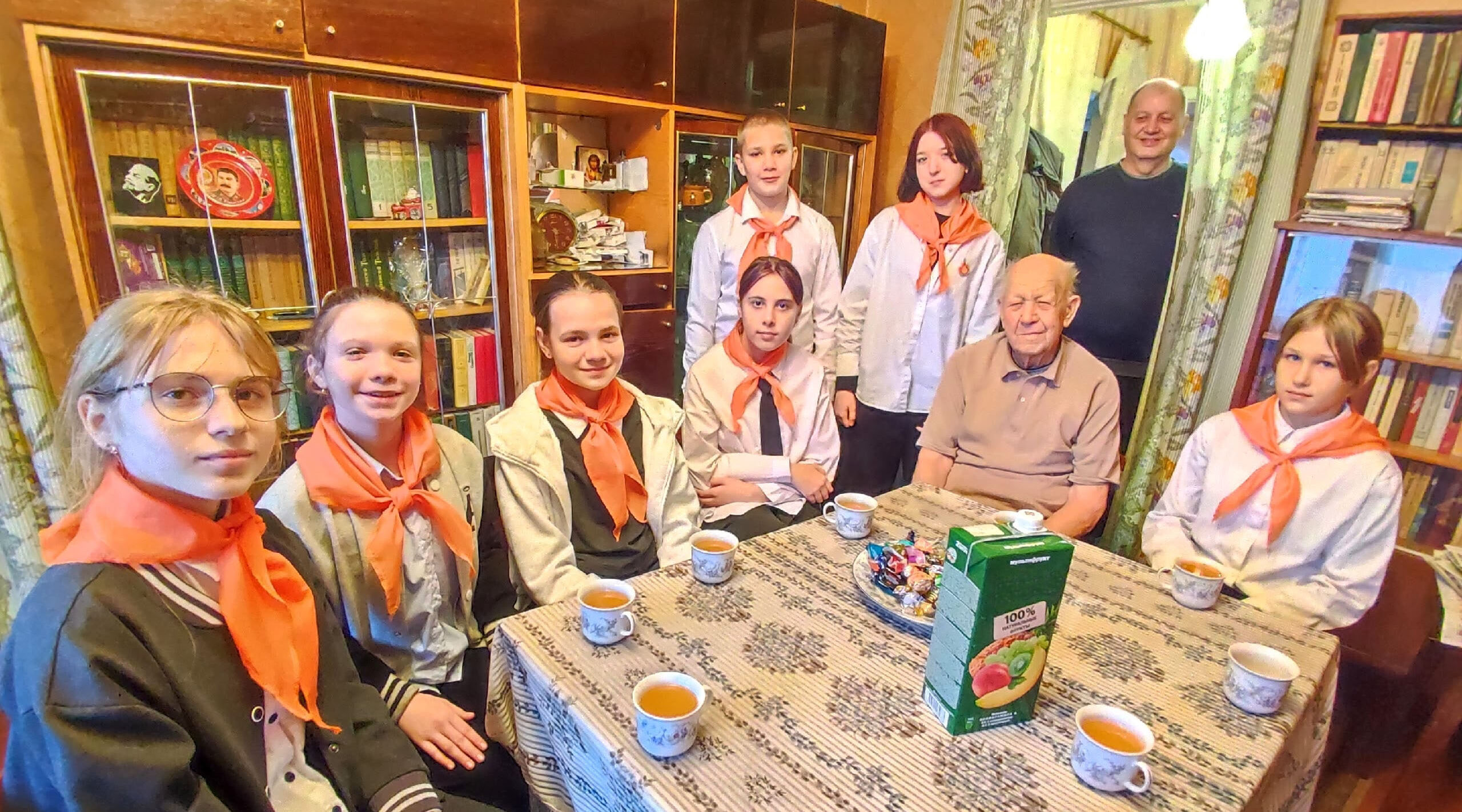 В Унече Тимуровцы школы №5 посетили почетного долгожителя района А. И. Ковалева