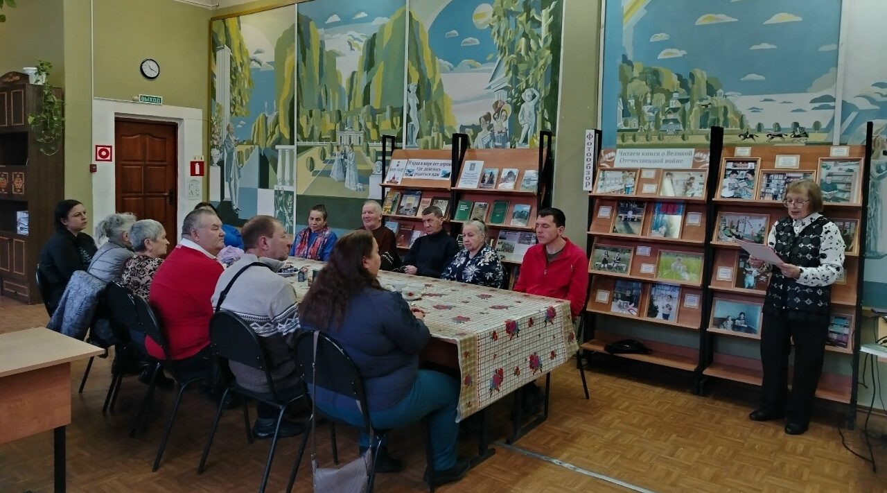 В Унечской МЦБ прошел литературно-музыкальный час с членами МО ВОС