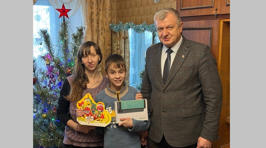 Глава администрации Унечского района В.А. Дуда исполнил новогоднюю мечту юного Миши