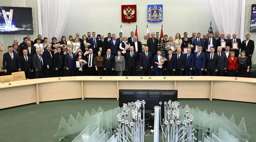 Губернатор поблагодарил брянских энергетиков за благотворительность и заботу о ветеранах отрасли