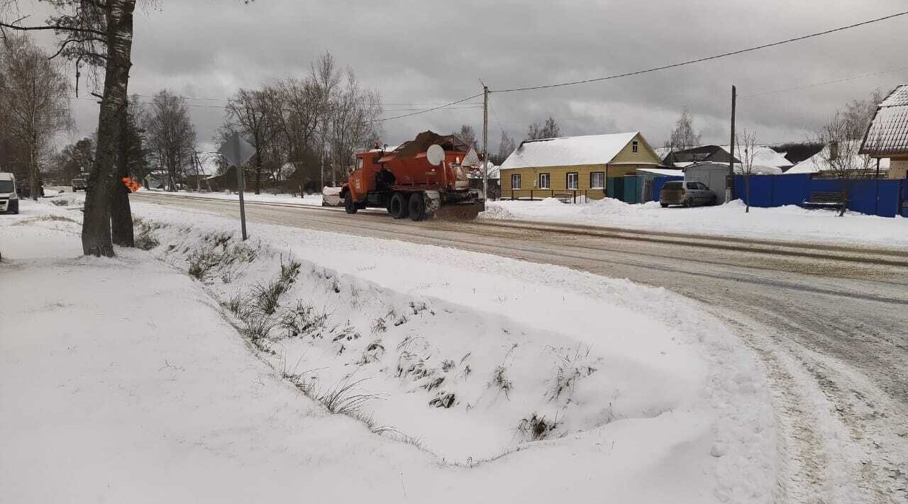 В Брянской области продолжается работа по очистке дорог от снега