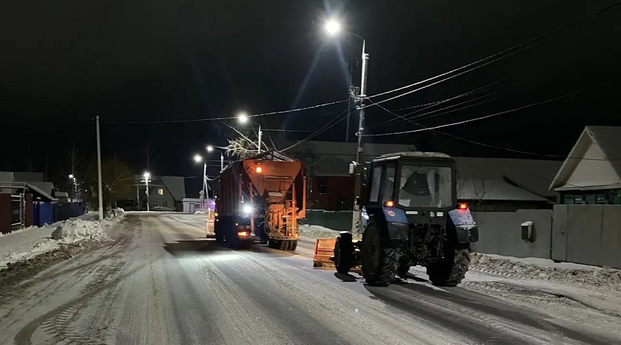 В Унечском районе работа по очистке дорог ведется в круглосуточном режиме