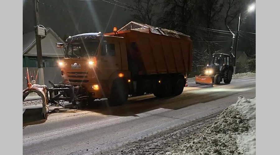 В Унечском районе ведутся работы по очистке дорог и тротуаров от снега