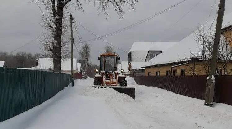 В Унече продолжается расчистка дорог от снега