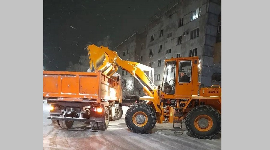 С улиц Унечи продолжается вывоз снежных сугробов