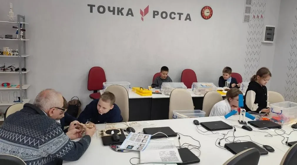 Климовские школьники собрали механическую модель движения планет