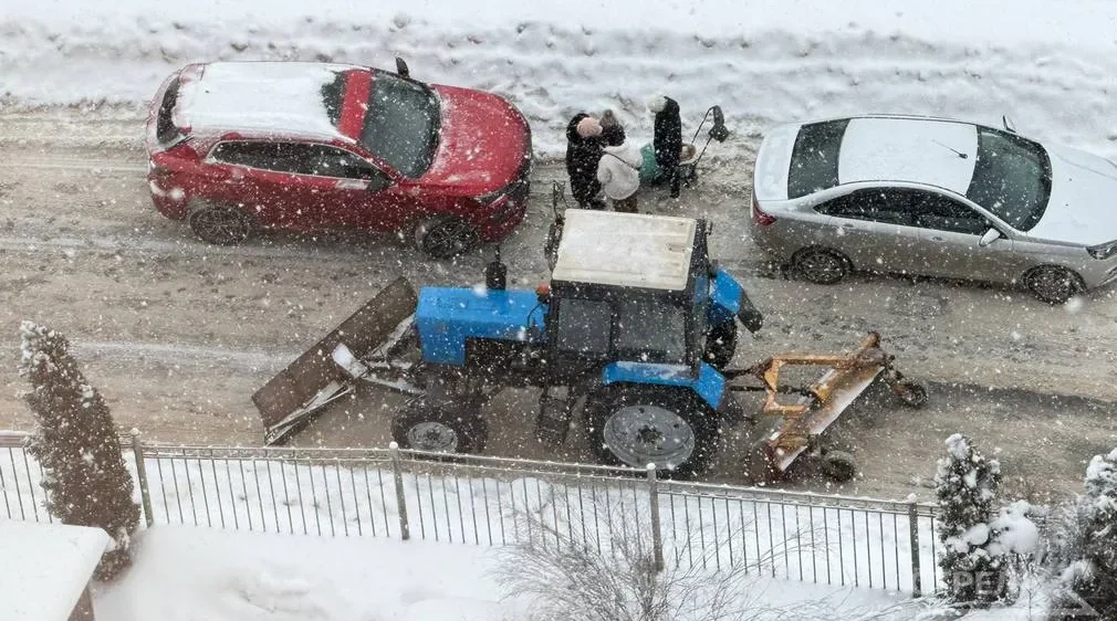 В Брянске продолжается уборка снега во дворах