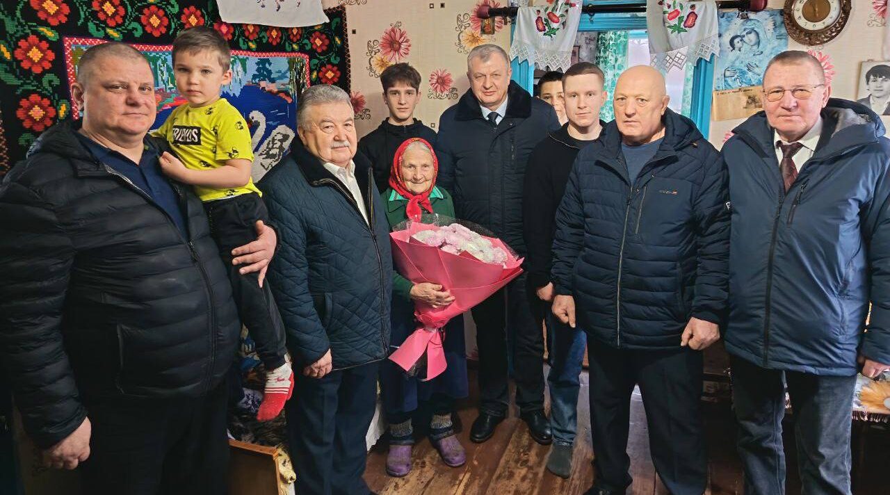 В Унечском районе поздравили с 90-летием мать погибшего воина-афганца Александра Хомченко