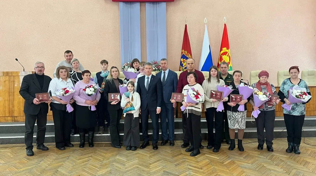 В Клинцах семьям погибших воинов СВО передали государственные награды