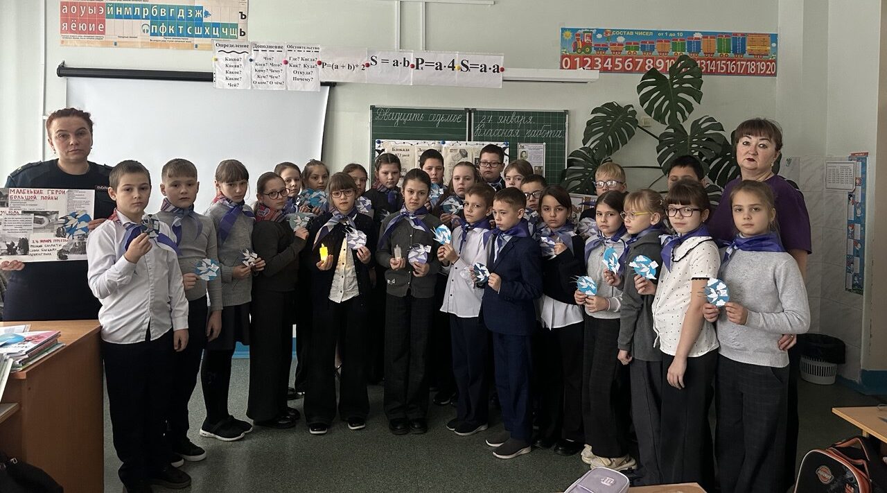 Транспортные полицейские провели в школе №1 «День воинской славы России»