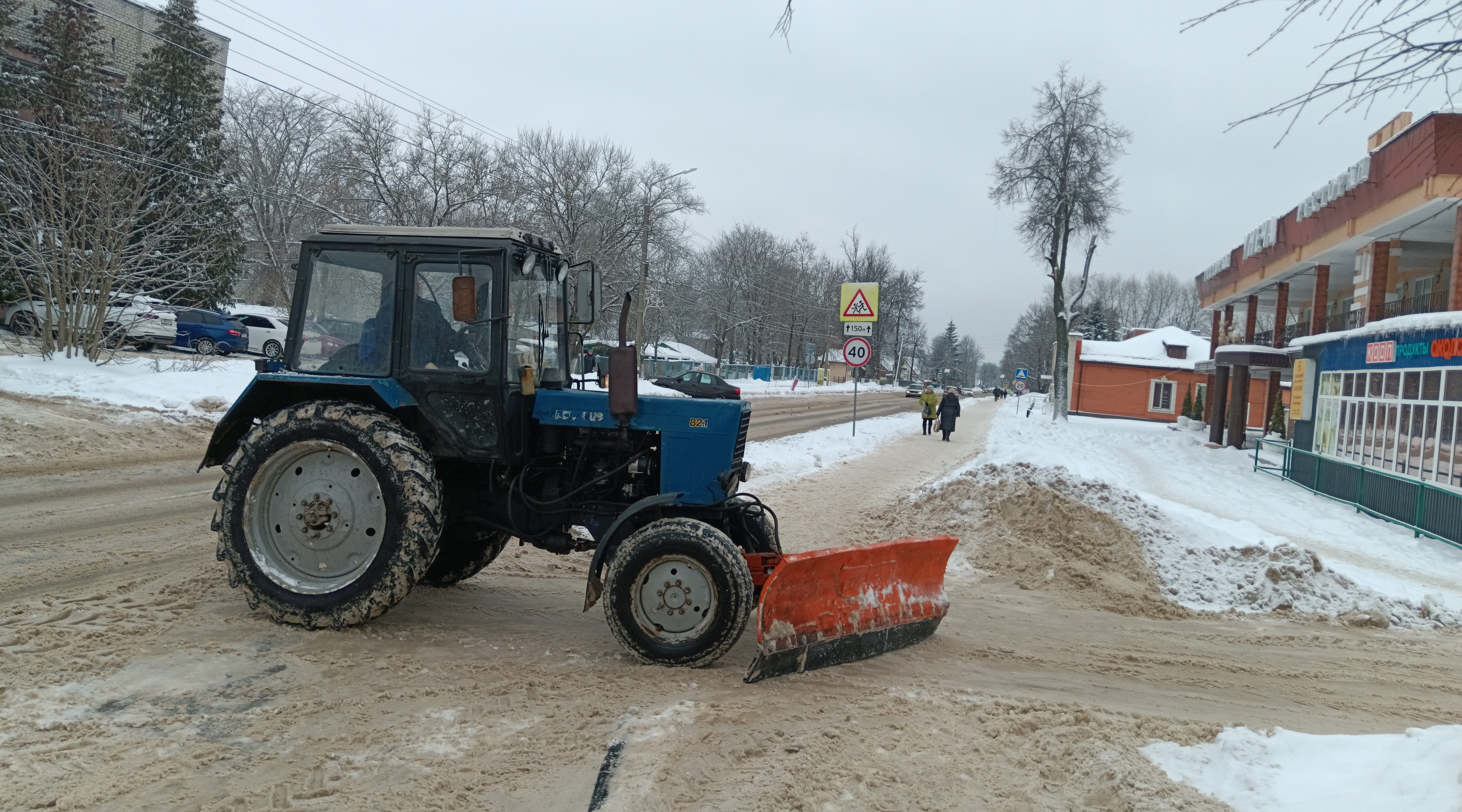 В Унече коммунальщики продолжают снегоборьбу