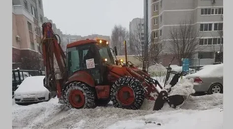 В Брянске круглосуточно ведётся уборка дворов от снега