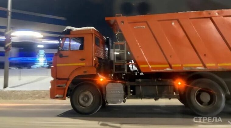 В Брянске расчищают дороги от снега