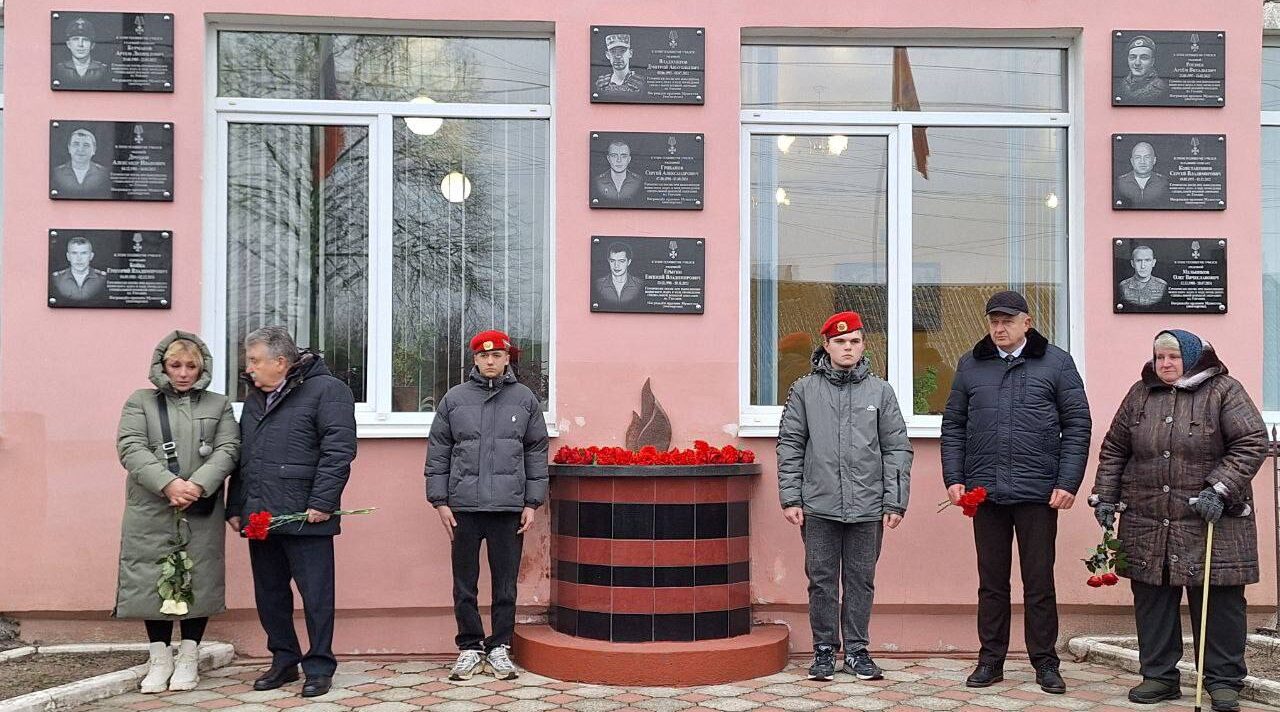 В Унечском техникуме увековечили память погибших выпускников