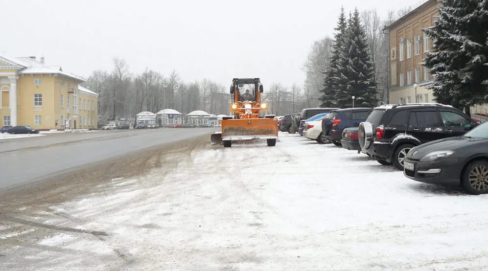 В Дятьково, Клетне и Новозыбкове активно чистят дороги от снега