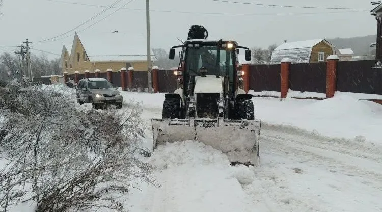В Брянской области после снегопада и ледяного дождя очищают дороги и тротуары