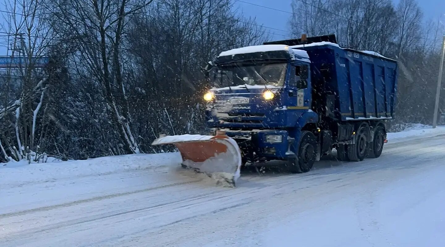 В Унече продолжается уборка снега с улиц и дворов