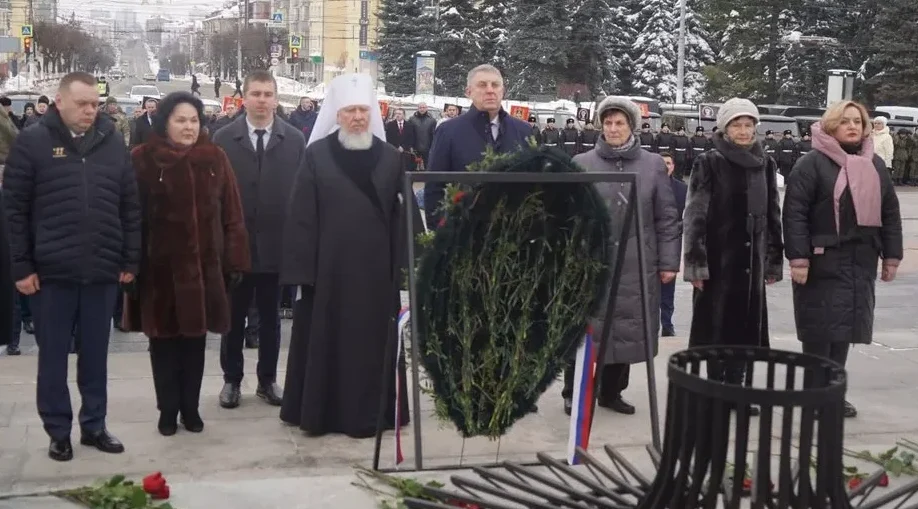 В День защитника Отечества на площади Партизан в Брянске возложили цветы