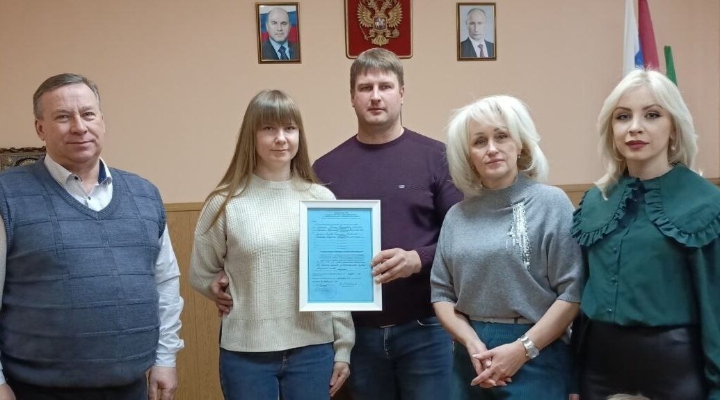 В Дубровке молодой семье вручили свидетельство на приобретение жилья