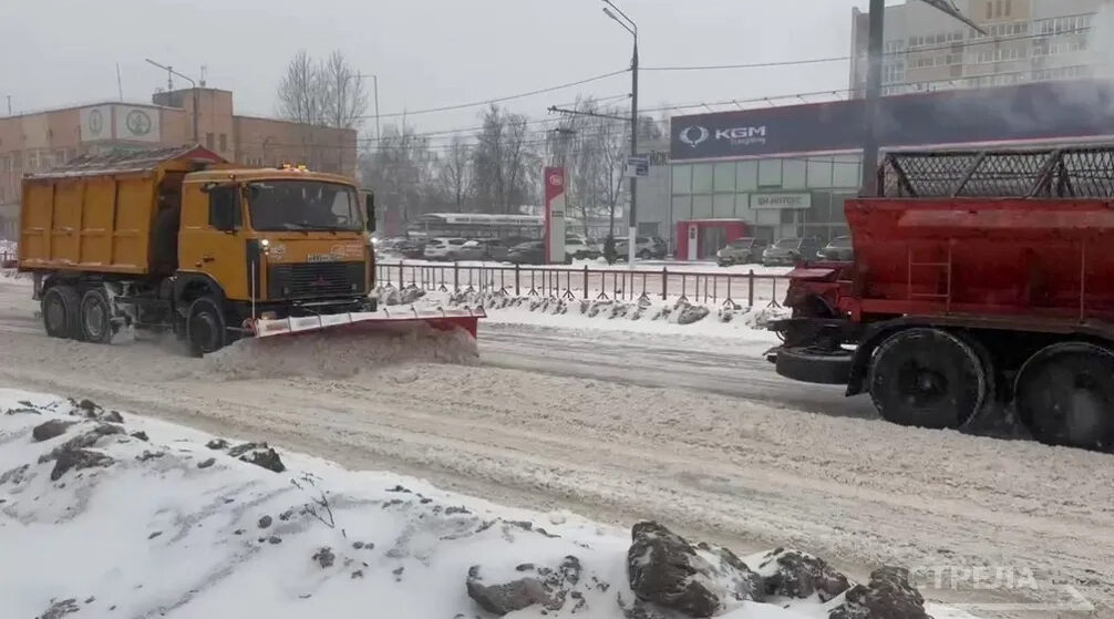 Дорожные и коммунальные службы Брянска ликвидируют последствия снегопада