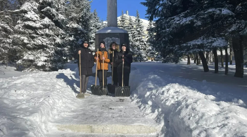 Брянские школьники обустраивают территорию памятника погибшим сотрудникам ОВД