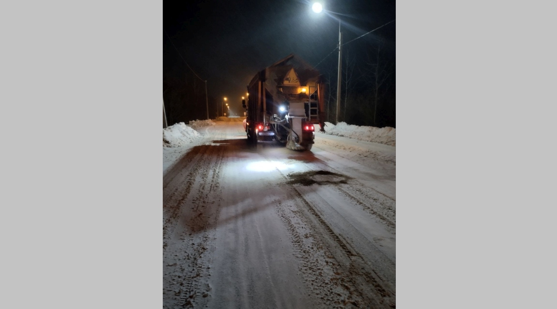 В Брянской области продолжается очистка и обработка автодорог от снега