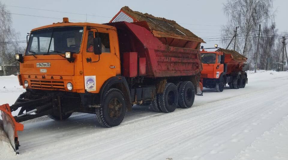 Службы Брянской области продолжают очистку и обработку автодорог от снега