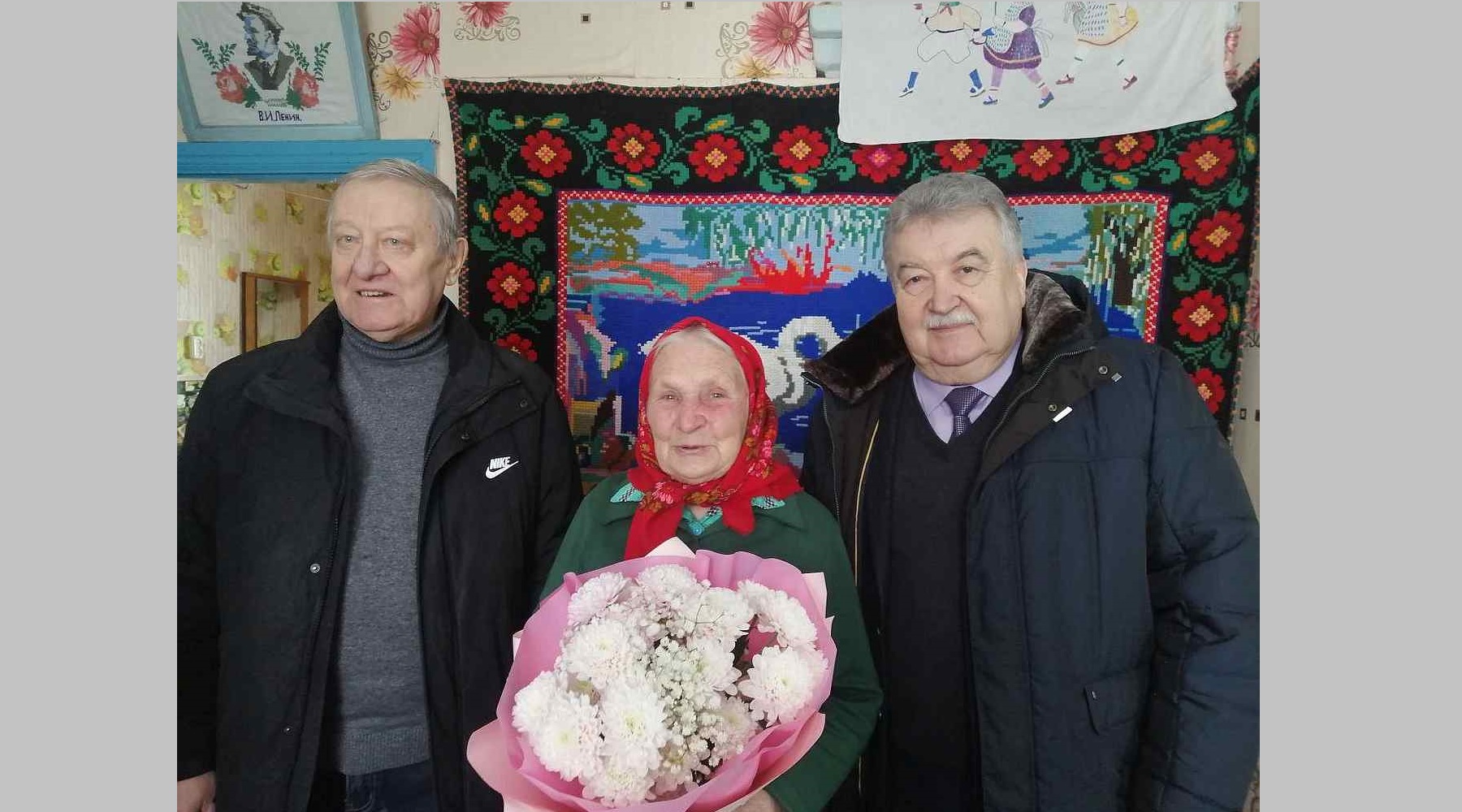 В Унече А.М. Кусков и Н.А. Пантюшенко посетили мать воина-афганца Александра Хомченко