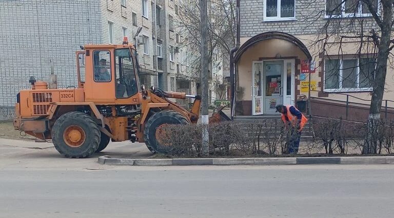 В Унече жители и службы проводят весеннюю уборку города