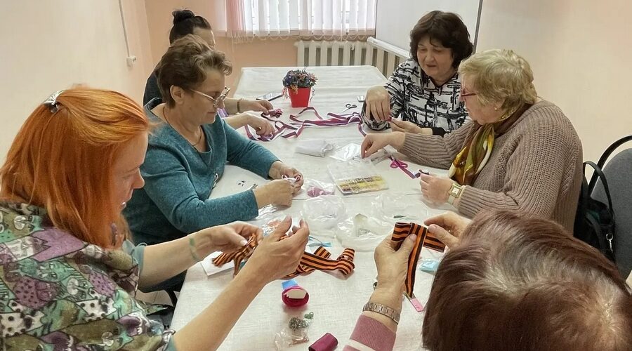 В Брасовском районе серебряные волонтёры создают символы Победы