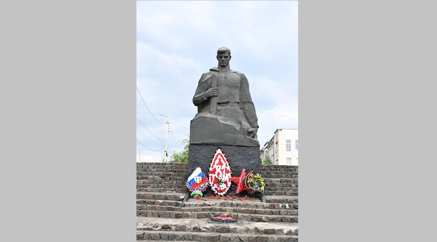 Врио Губернатора Егор Ковальчук возложил цветы к Памятнику Неизвестному солдату в Брянке