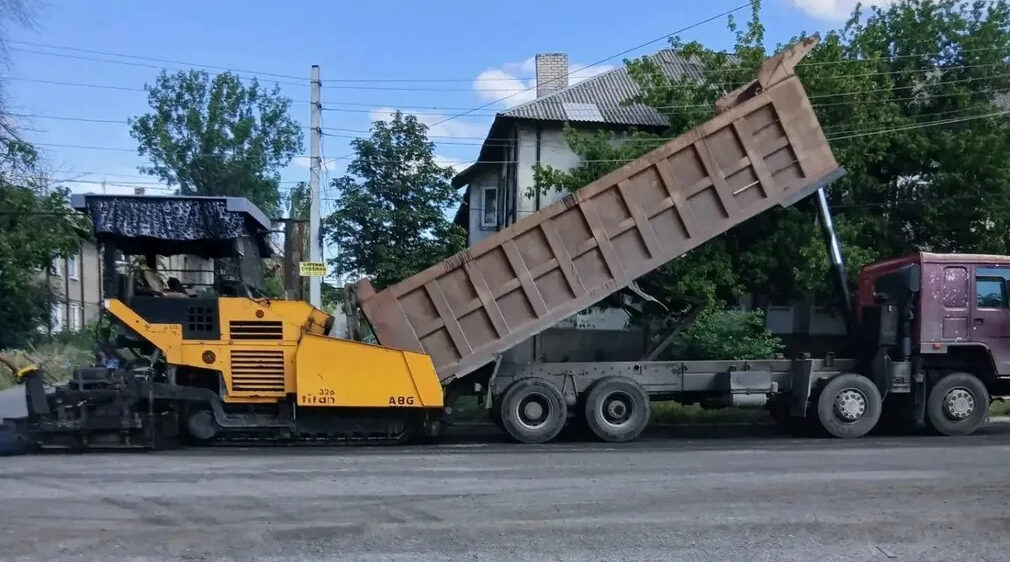 Брянские специалисты ремонтируют дороги в подшефной Брянке