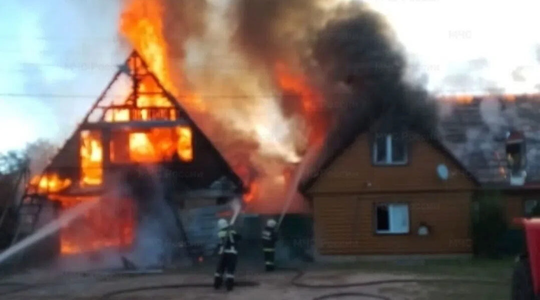 В Унечском районе пожаром уничтожен жилой дом и дворовые постройки