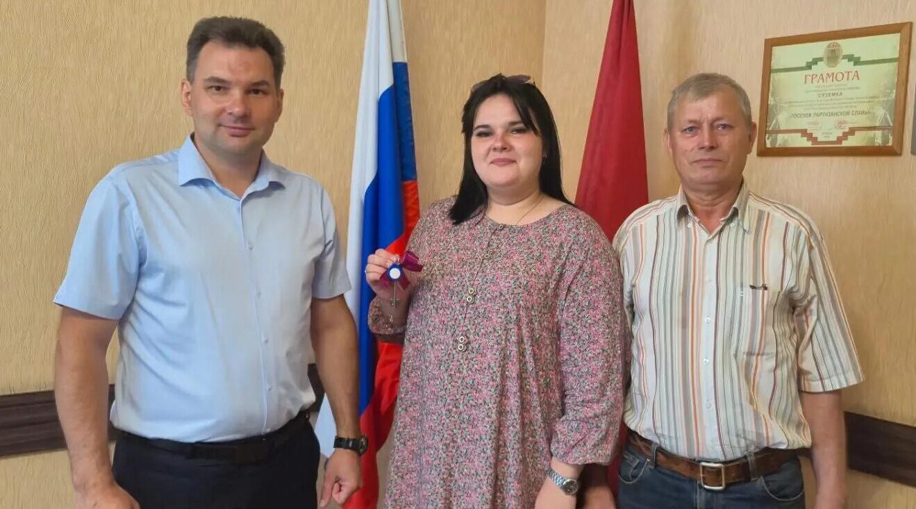 В Суземском районе ребёнку-сироте вручили ключи от квартиры