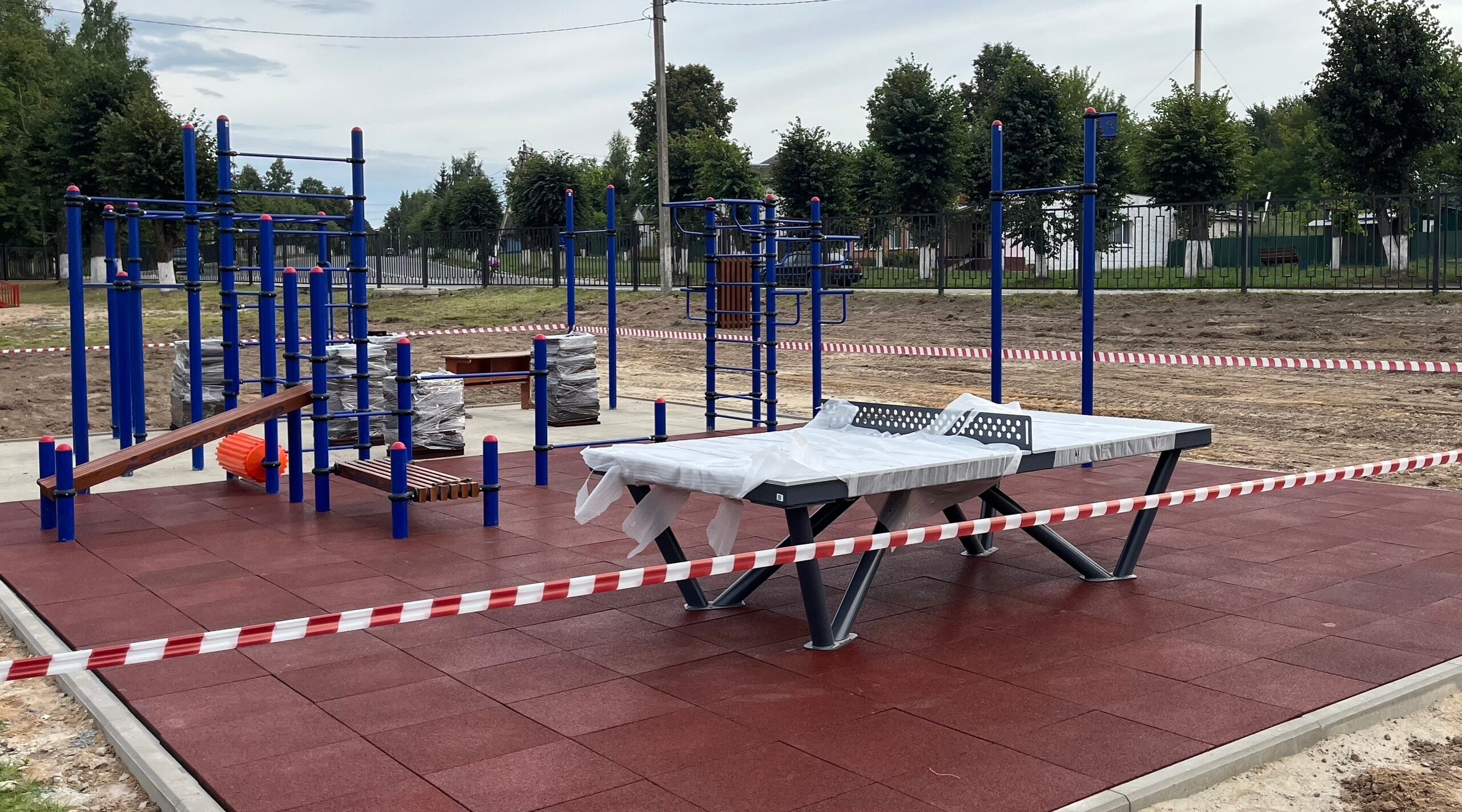 В Брянском п. Клетня завершается строительство новой спортплощадки
