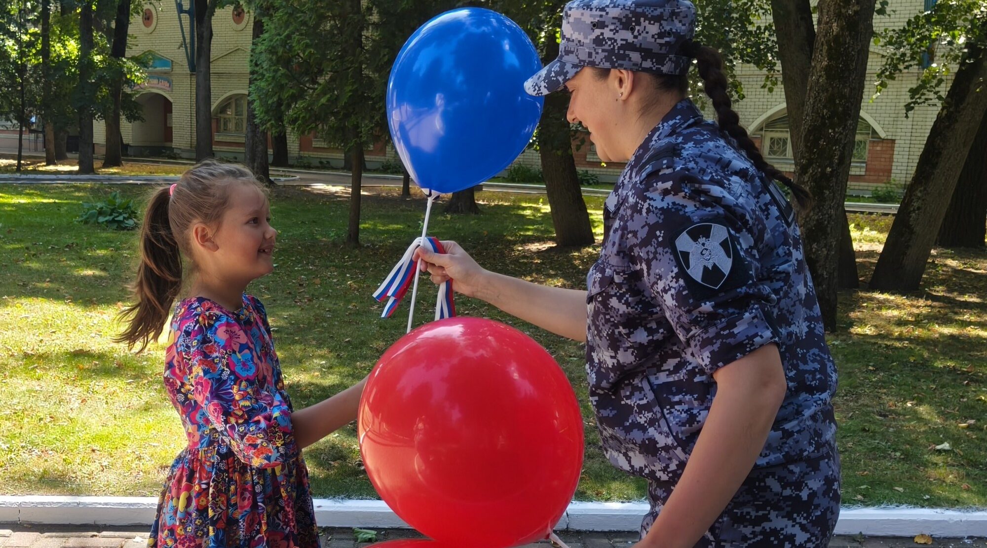 Росгвардейцы провели патриотическую акцию в преддверии Дня Государственного флага в Брянске