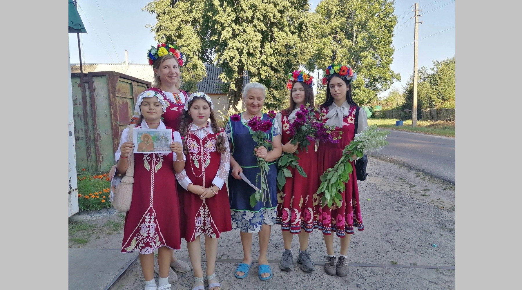 Заведующая Павловским ПЦДК С. Мильчик поздравила жителей с Днем села