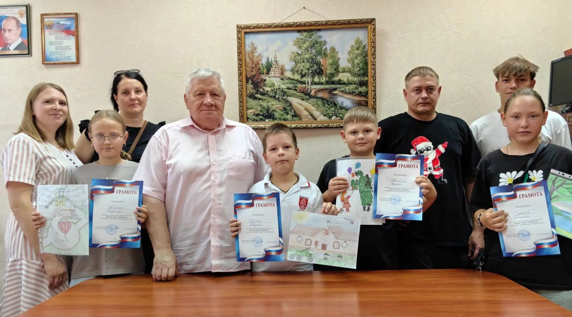 В Унече торжественно наградили победителя и участников онлайн-конкурса детских рисунков