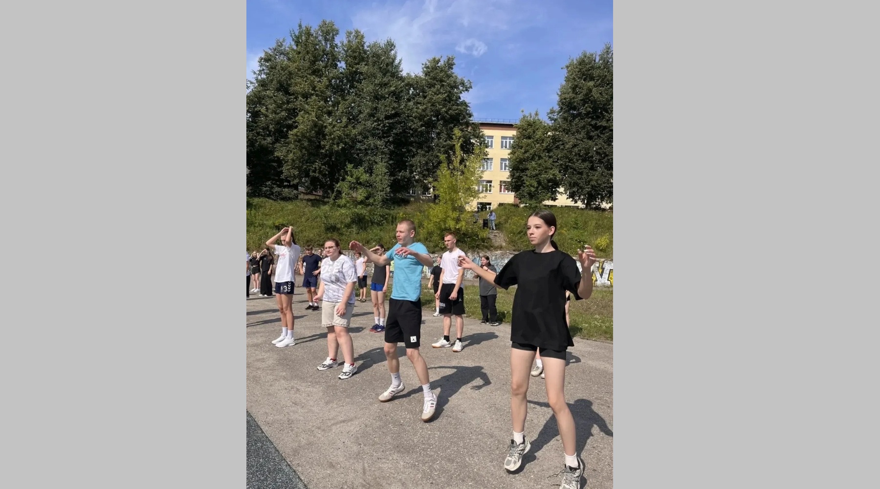 В Брянске спортсмен БГУОР провел для абитуриентов мастер-класс «Зарядка с чемпионом»