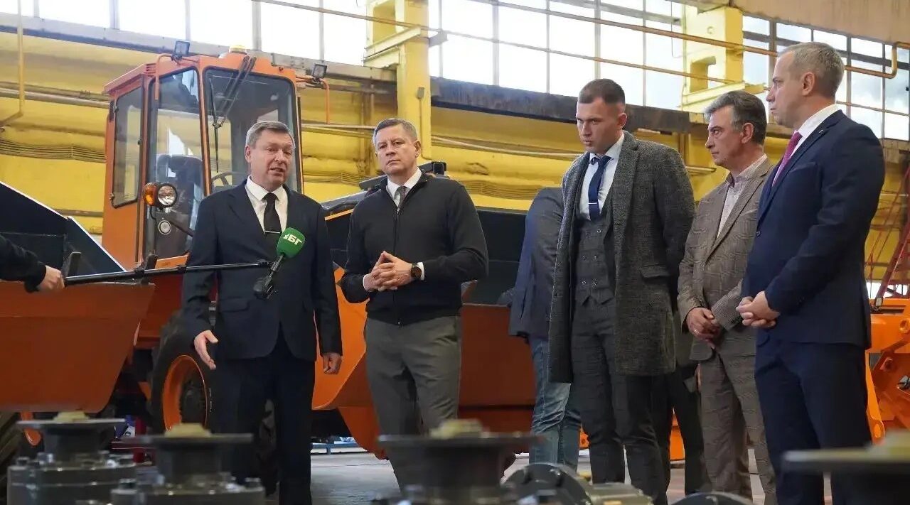 Глава Брянщины Егор Ковальчук посетил предприятие «Амкодор-Брянск»