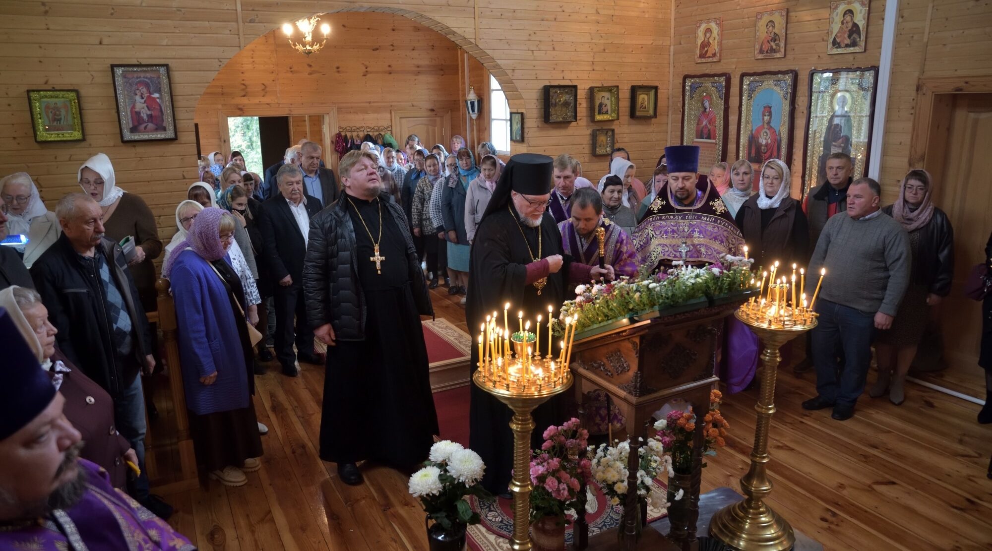 В Унечском с. Павловка прошел престольный праздник храма Воздвижения Креста Господня