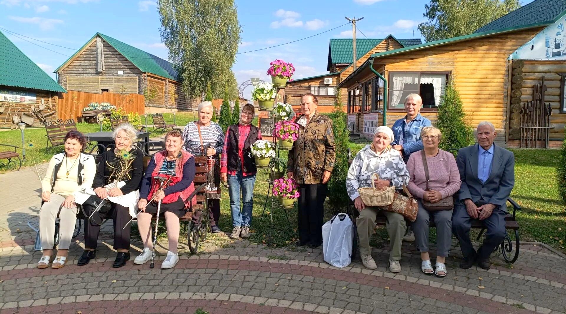 В Унече участники клуба «Активное долголетие» посетили этнокомплекс «Брянское подворье»