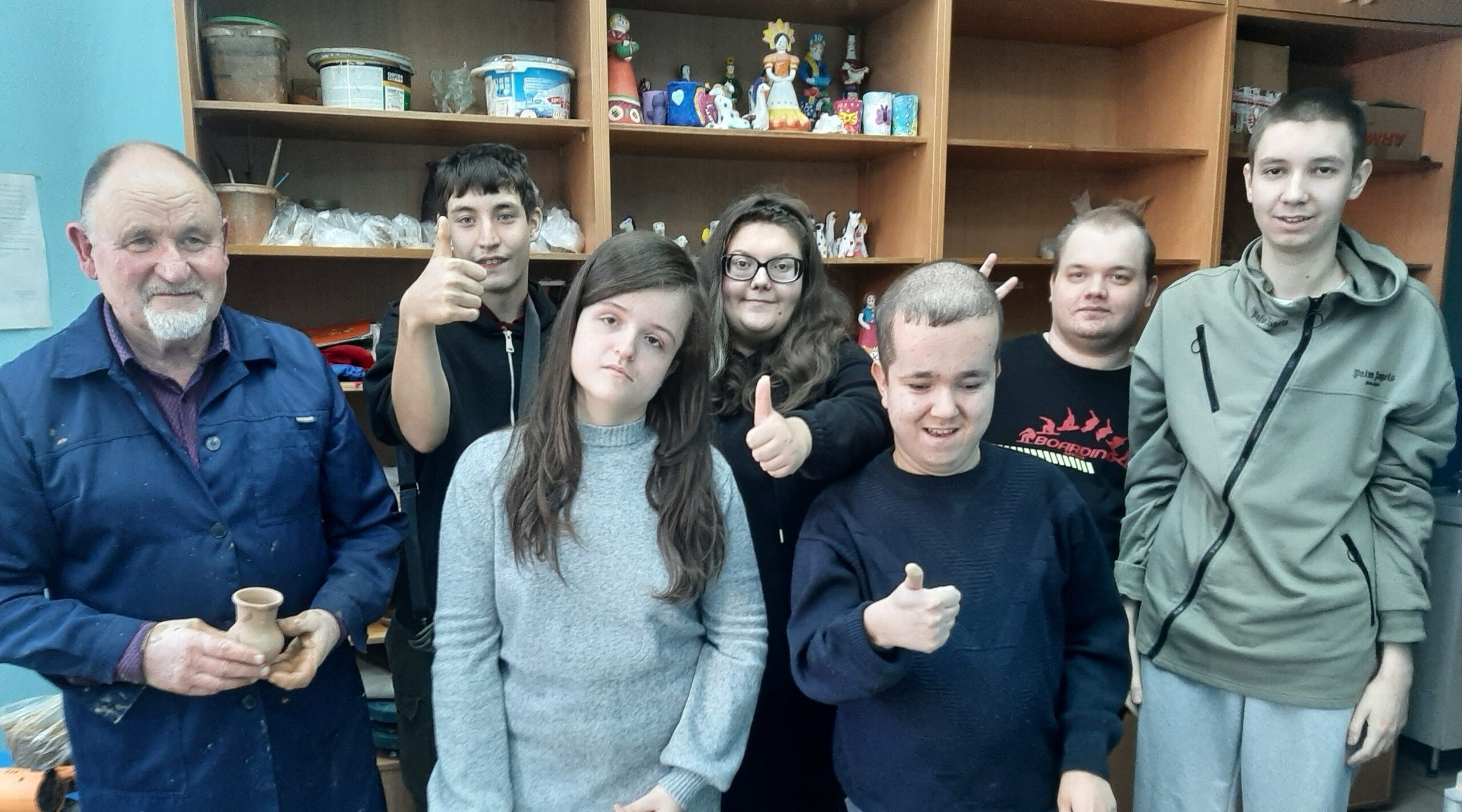 В Унече участники клуба «Преодоление» посетили мастер-класс по гончарному искусству