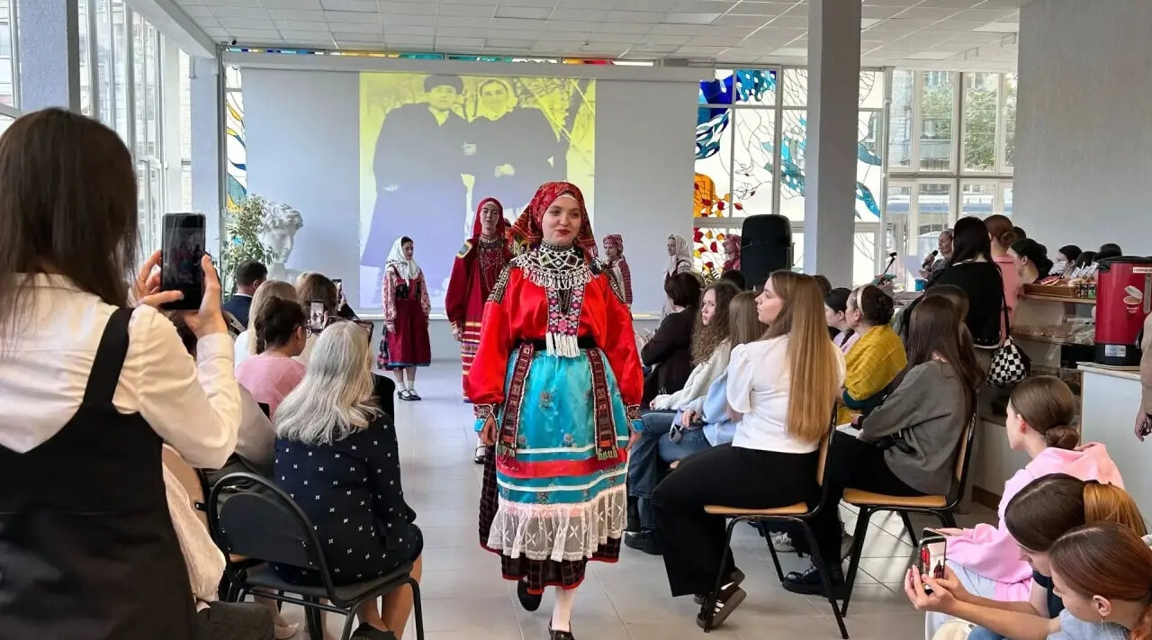 В Брянском областном колледже искусств провели «Дефиле традиционных брянских костюмов»