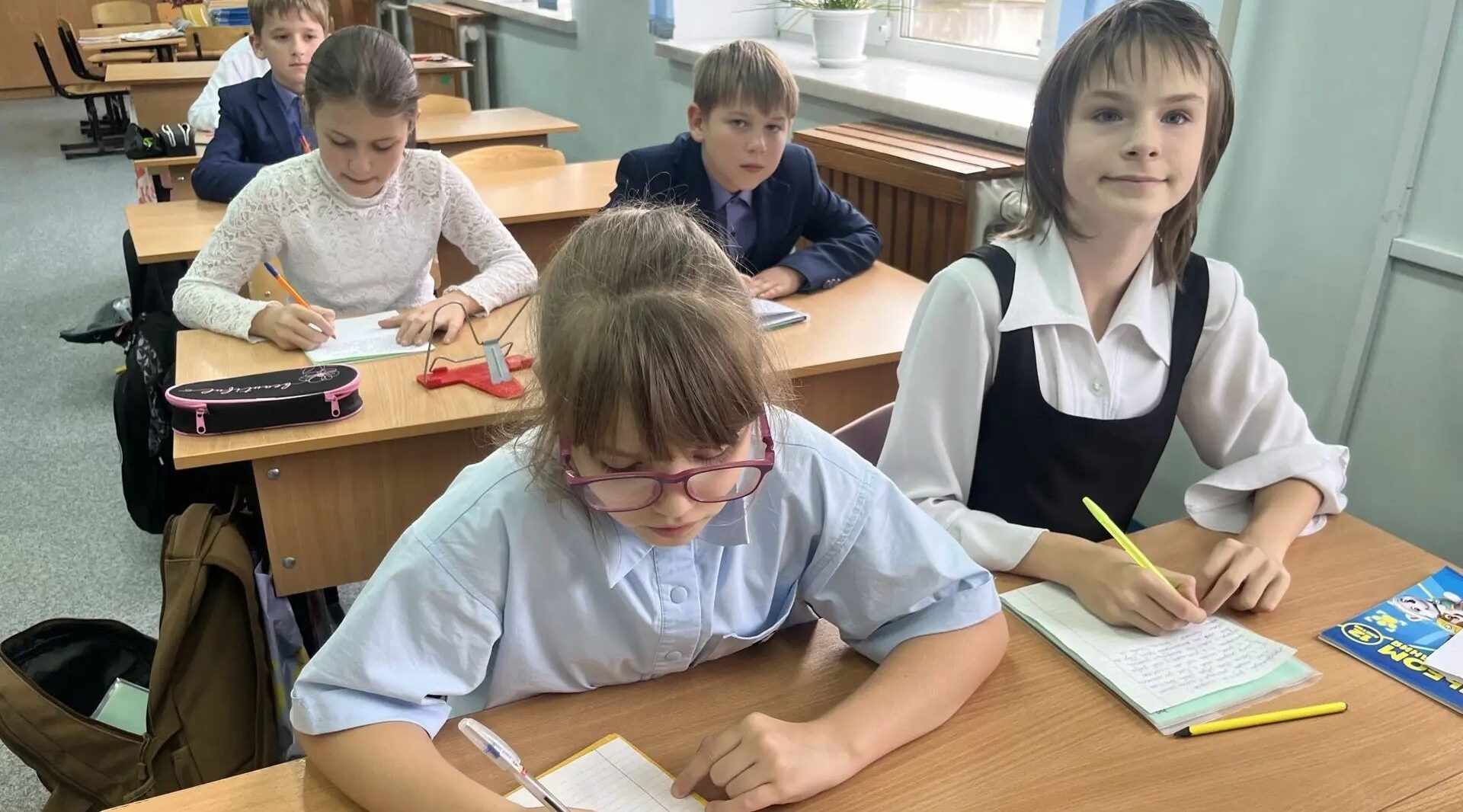 Юные Унечцы написали российским бойцам СВО трогательные поздравления открытки